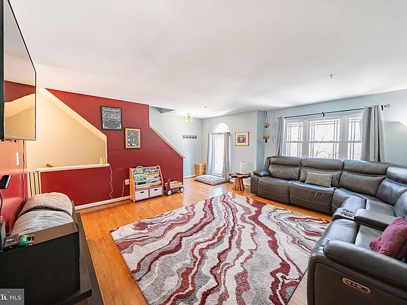 5th image of 127 Emory Woods Ct