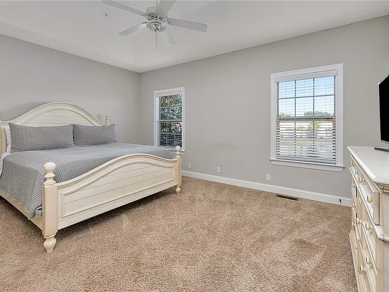 505 Mariners Cir — Photo 13