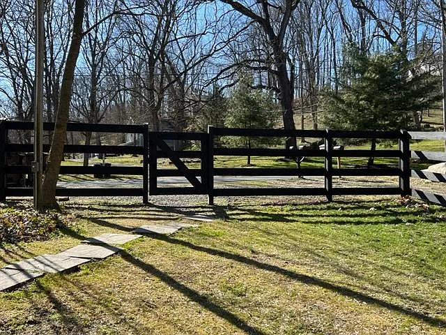 625 Royal Manor Rd — Photo 1
