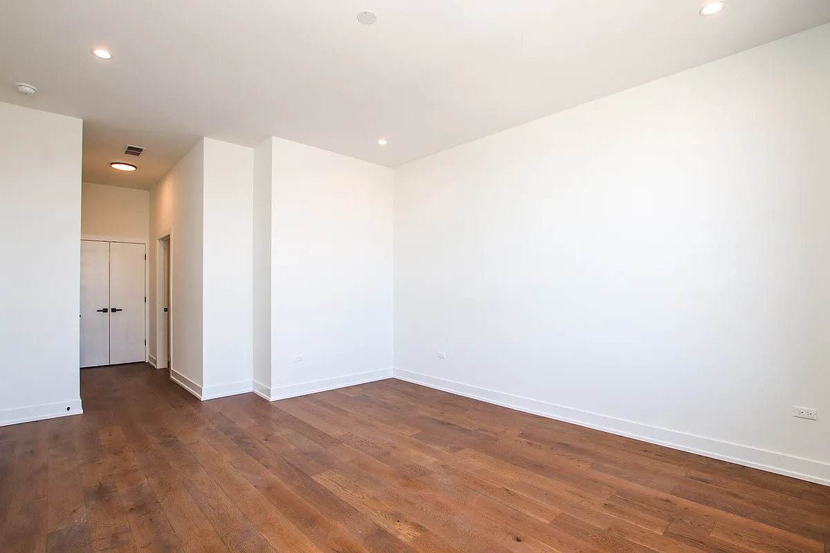 Building Photo - 1001 N Milwaukee Ave #204