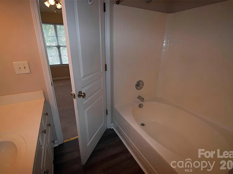 1077 Woodglen Ln — Photo 7