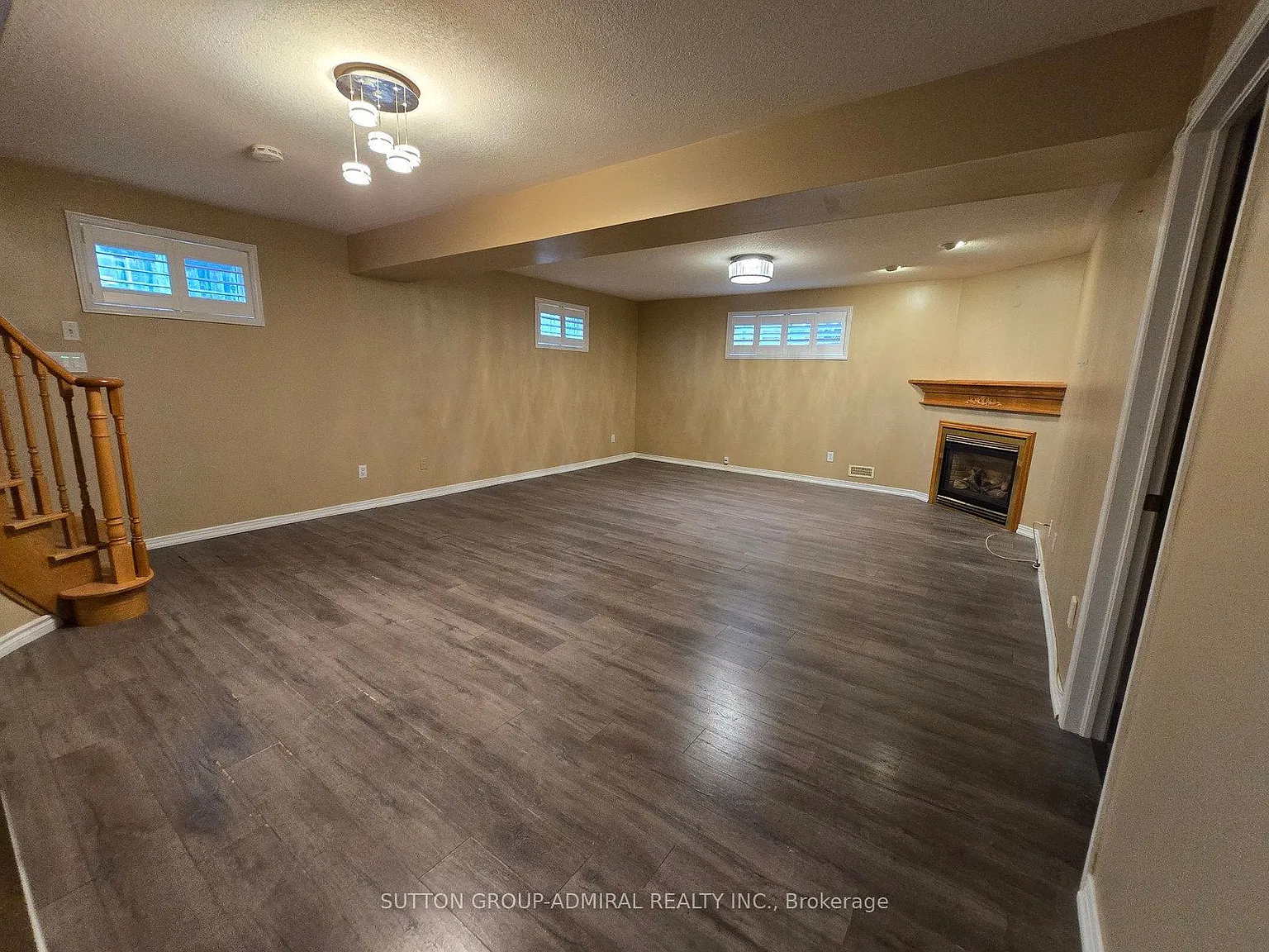 195 Ryerson Cres — Photo 2