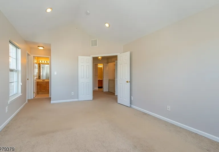 102 Lakeview Ct — Photo 20