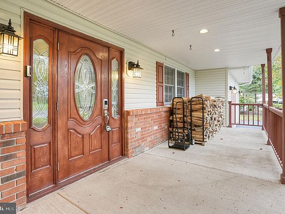 3rd image of 81 Blue Jay Rd
