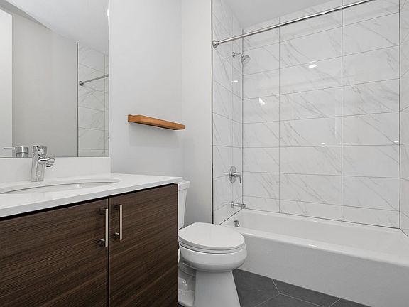2nd image of 1421-1427 N Milwaukee Ave #301