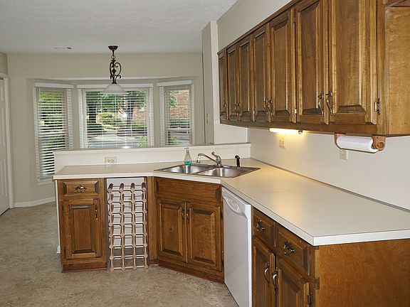 5th image of 6055 Windsor Trace Dr