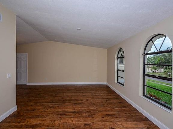 5th image of 2610 Sunnyside Cir