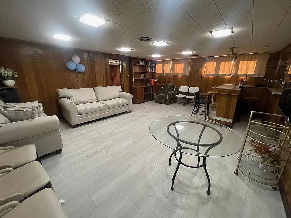 2nd image of 115 W 45th St