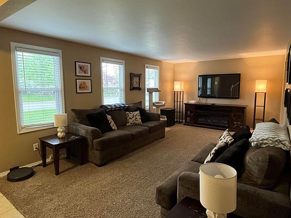 4th image of 484 Tyrolian Dr