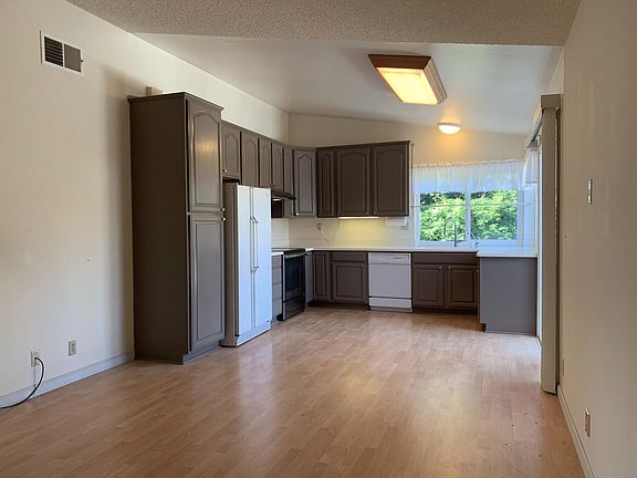 3rd image of 32943 Brockway St