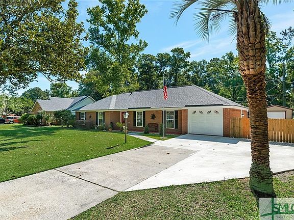 Welcome home to 13122 Spanish Moss Rd!