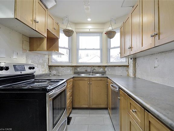 4th image of 121 Chalmers St N
