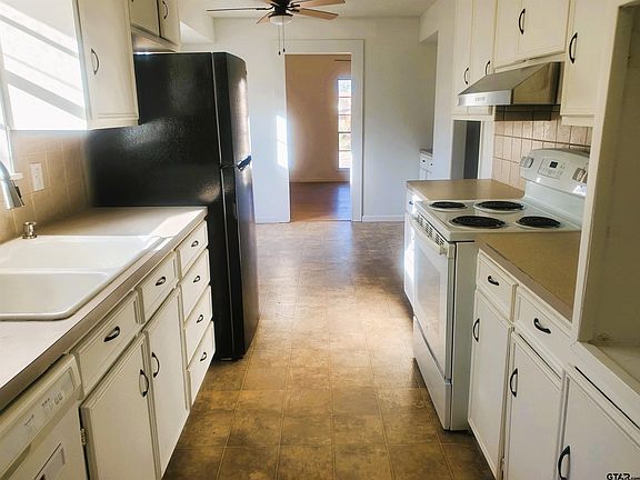 3rd image of 2811 Lisa Ln