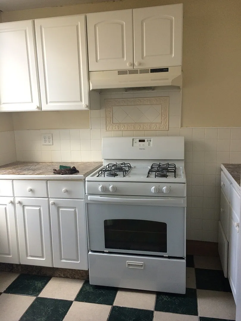 Large 2 Bedroom 1 Bath in MT Washington — Photo 4