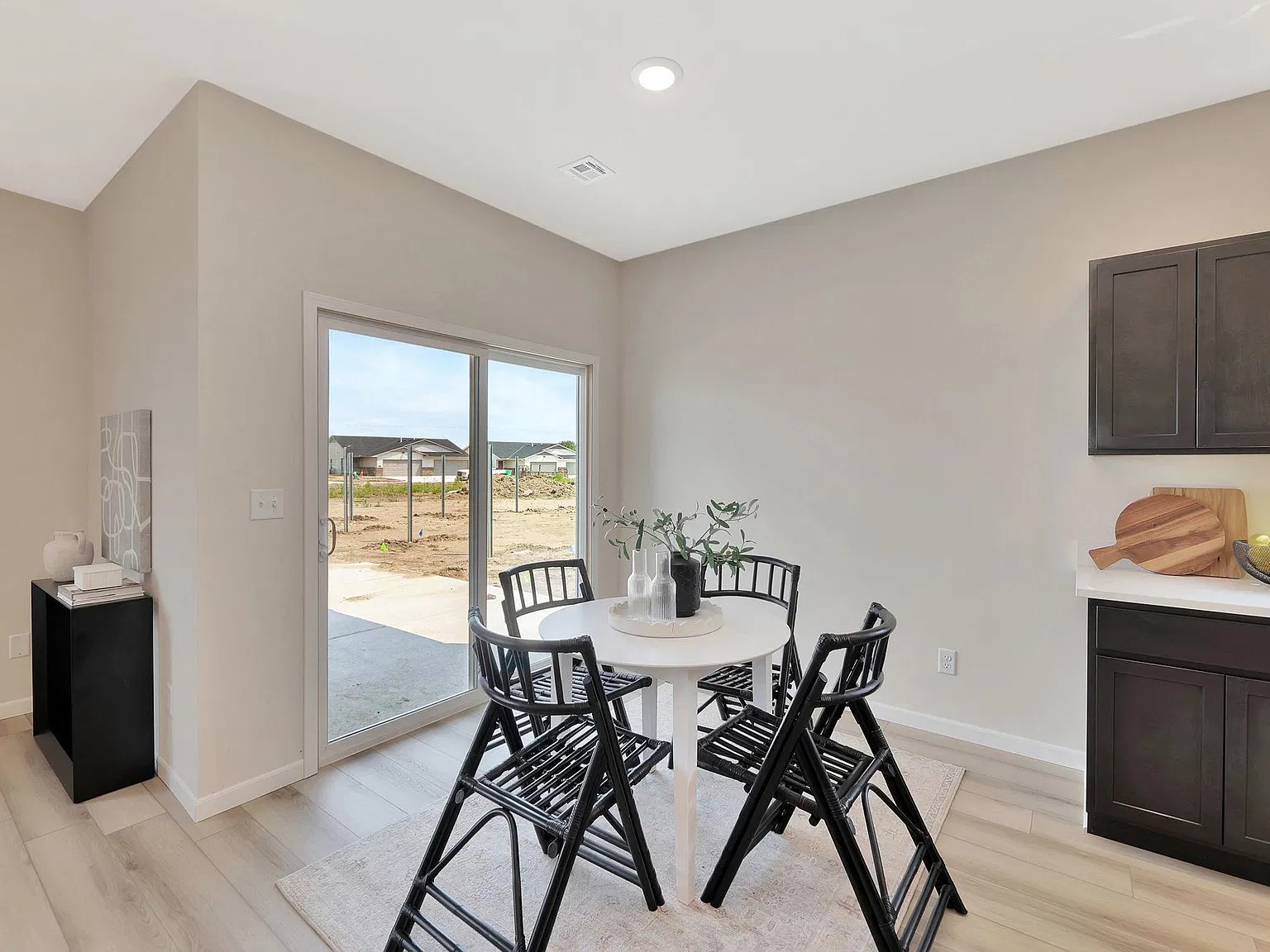 4 bed, 2.5 bath, 3025 sqft, $2,295 — Photo 4