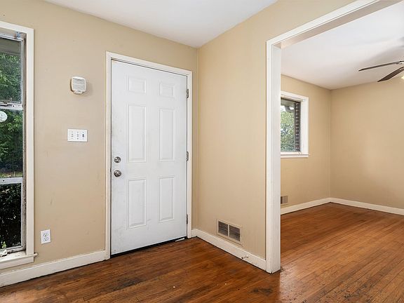 5th image of 957 Hickory Cir