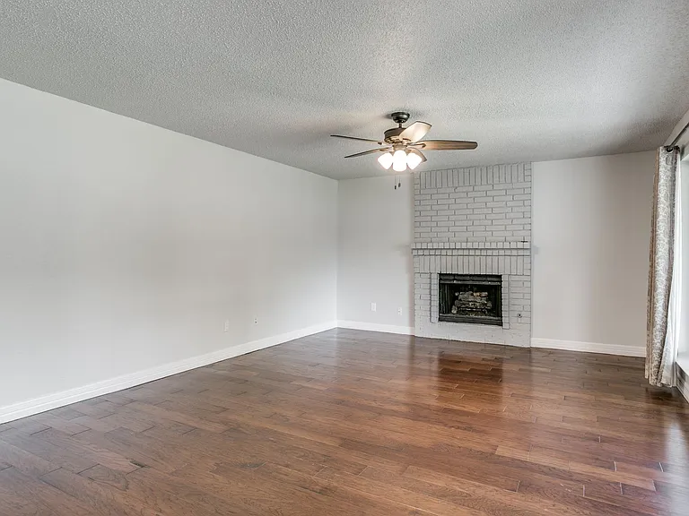 2204 Winslow Ct — Photo 3