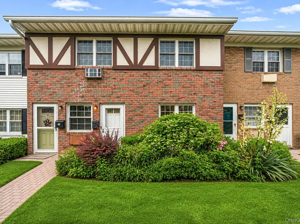 11 Springwood Drive, North Babylon, NY 11703