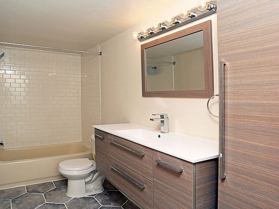 5th image of 621 Orleans St #84