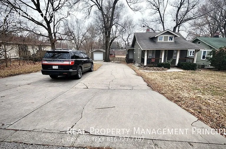 4515 NE 46th Ter — Photo 2