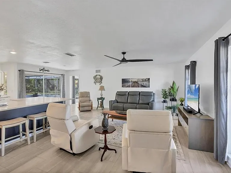 2410 Cass St — Photo 4