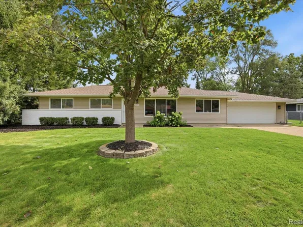 6641 Manson Dr, Waterford, MI 48329