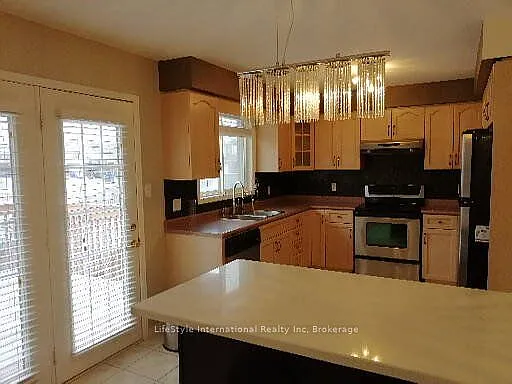 22 Clairfields Dr W #MAIN — Photo 7