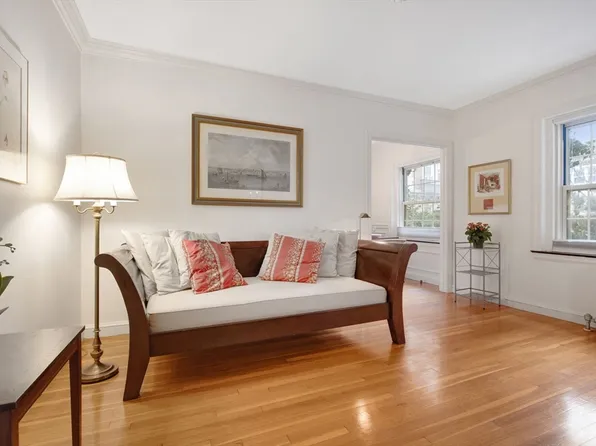 5 Arlington St APT 4, Cambridge, MA 02140