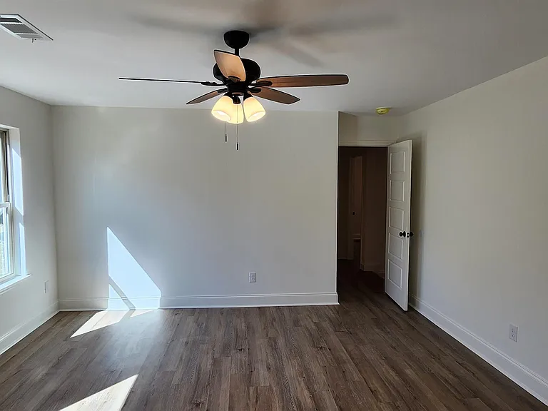 110 Eastlake Dr — Photo 18