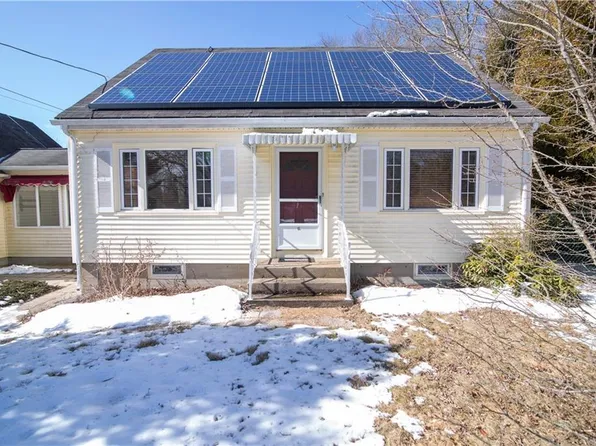 10 Howard St, Bradford, RI 02808