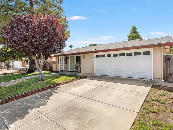 3rd image of 5253 Iris Way