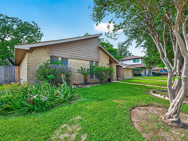 7403 Shady Vale Ln — Photo 3