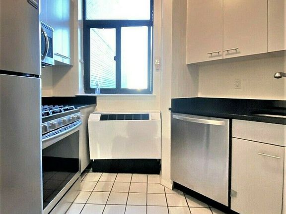 3rd image of 303 E 43rd St #20CC