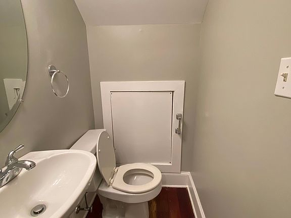 ensuite half bathroom for 1st bedroom