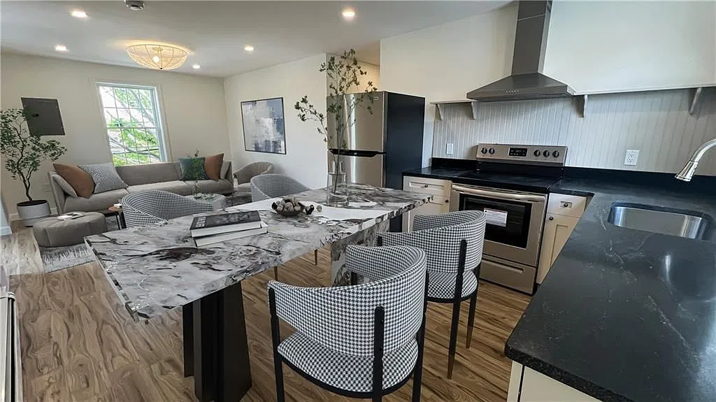 3 bed, 2.0 bath, 1000 sqft, $2,800 — Photo 2