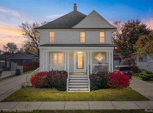 22816 Ridgeway St, Saint Clair Shores, MI 48080