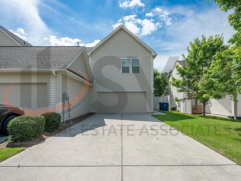 215 Hamlet Pl — Photo 2