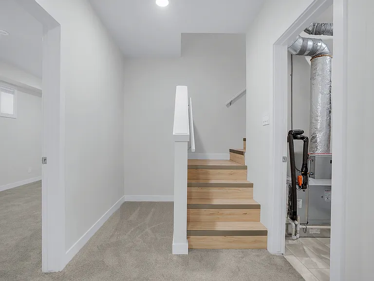 111 Adolph Cres — Photo 35
