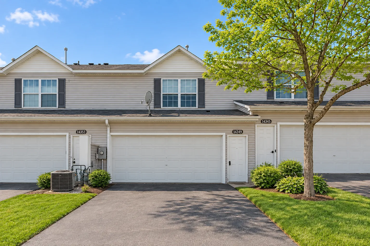 3 bed, 2.5 bath, 1606 sqft, $2,299 — Photo 2