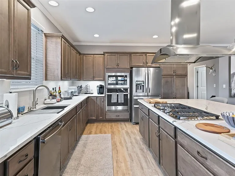 5672 NW 40th Pl — Photo 11
