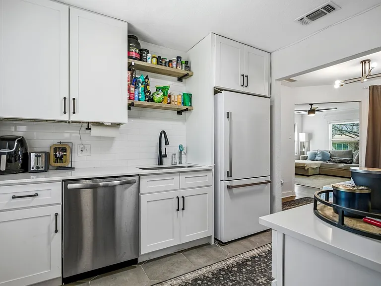 2837 S Hills Ave — Photo 11