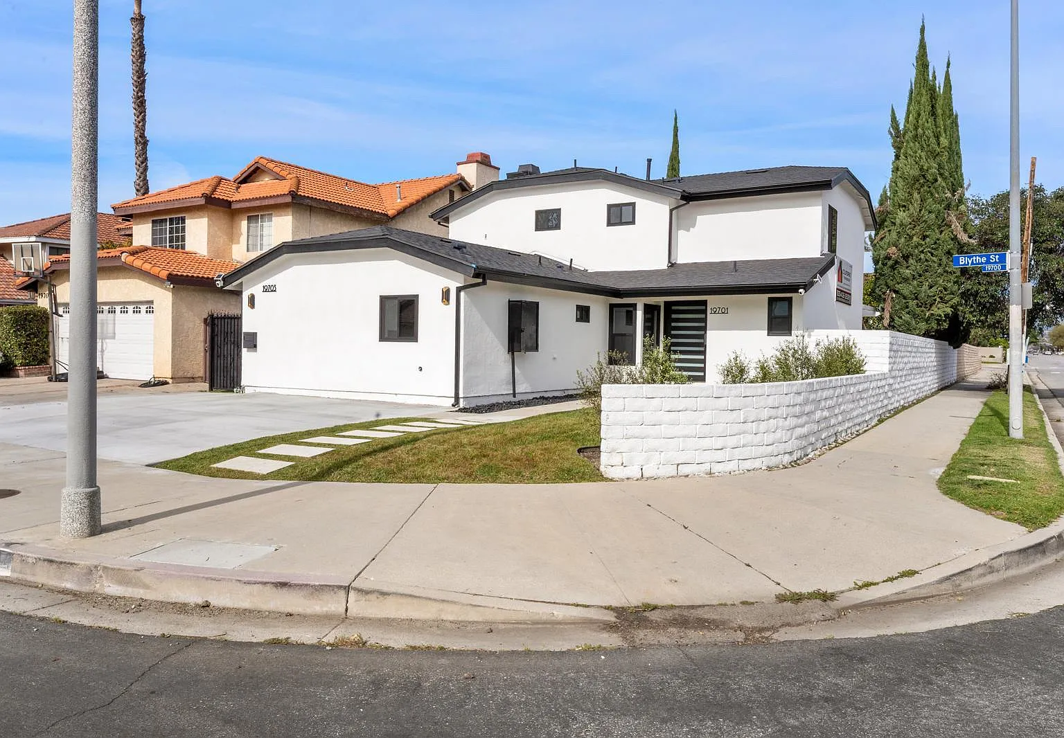19701 Blythe St — Photo 1
