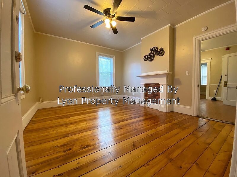 1st image of 1672 Lonsdale Ave Floor 1