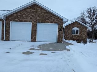1016 Birchwood Ln, Aberdeen, SD 57401