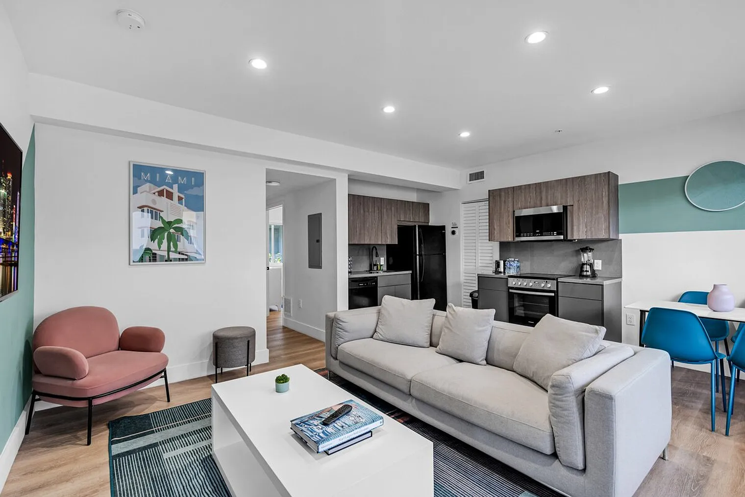 2 bed, 1.0 bath, 796 sqft, $5,104 — Photo 4
