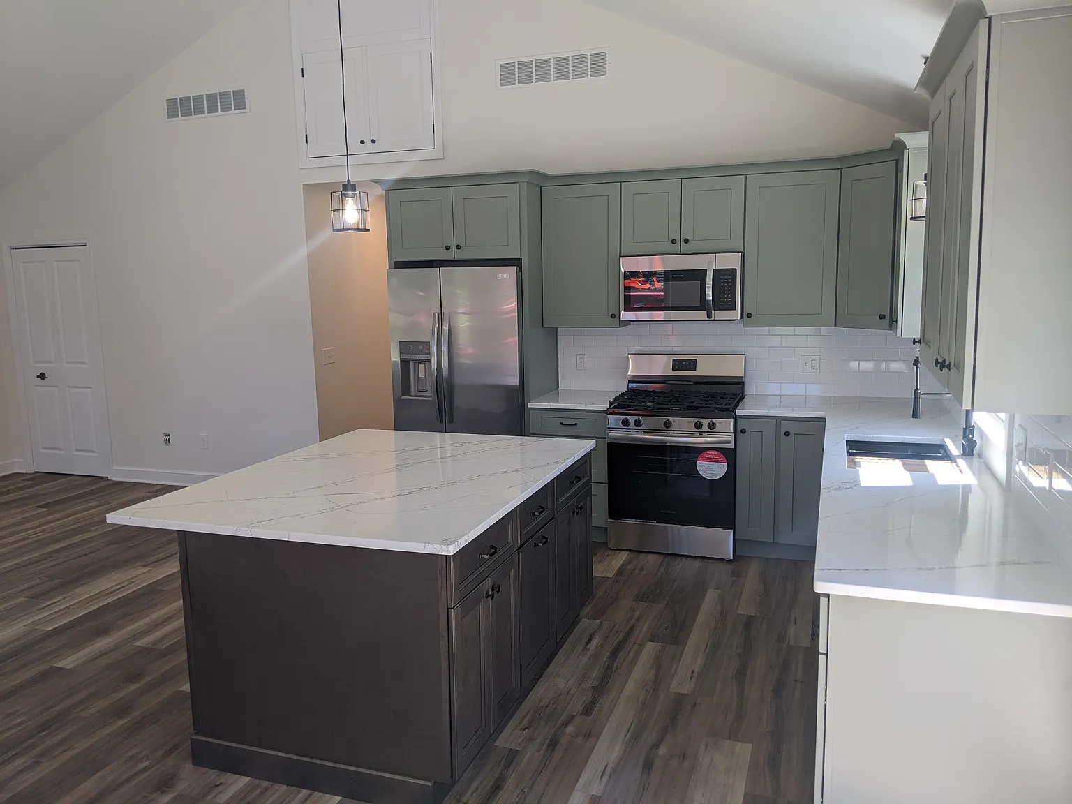 3 bed, 1400 sqft, $2,400 — Photo 2