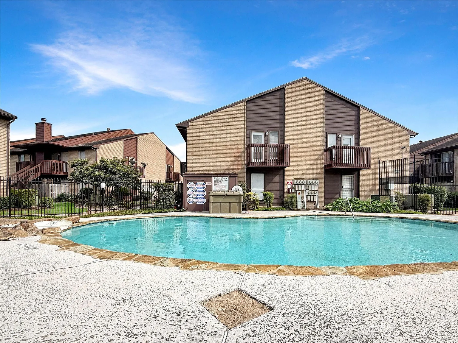 1 bed, 1.0 bath, 752 sqft, $905 — Photo 2