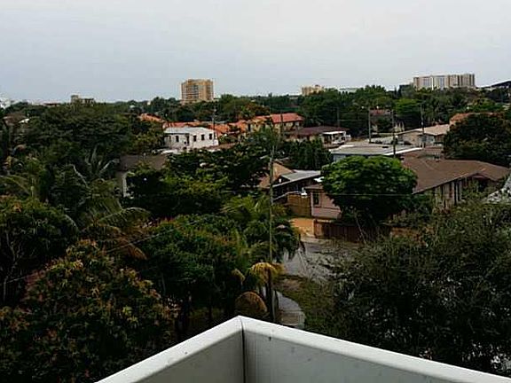 3rd image of 600 NW 32nd Pl APT 511