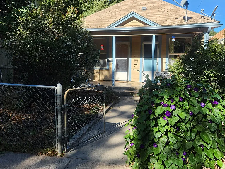 915 Bennett Ave #B — Photo 1