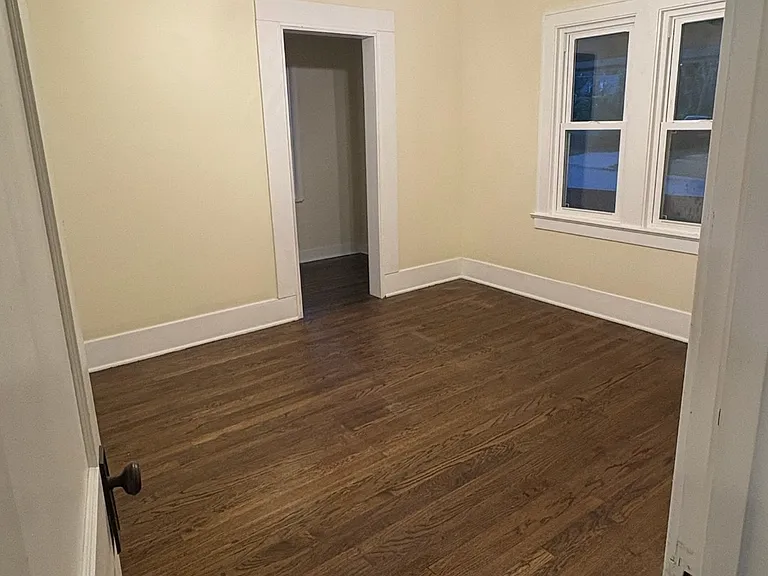 2553 Tiffin St — Photo 2
